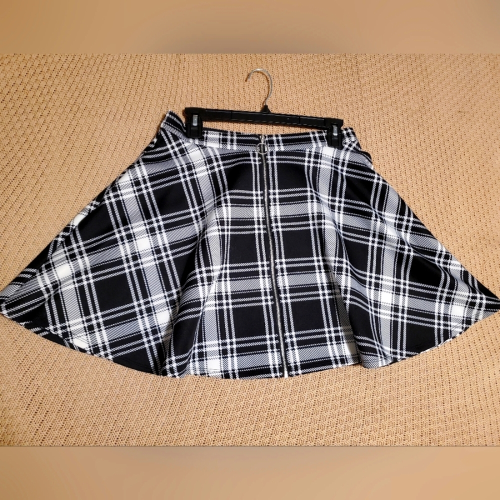 Hot Topic Black and White Plaid Skirt